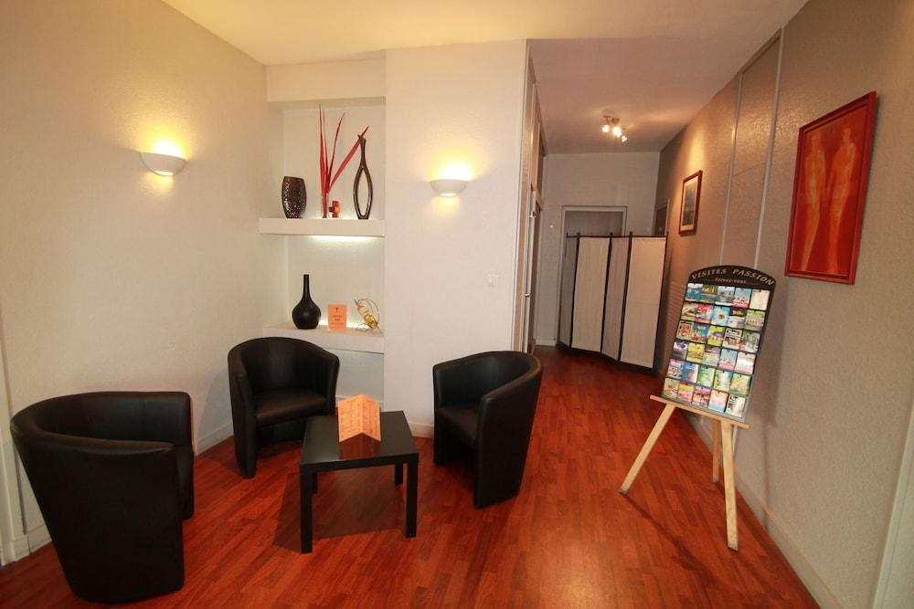Adonis Lyon Est Hôtel Artys Saint-Priest-en-Jarez Exterior foto