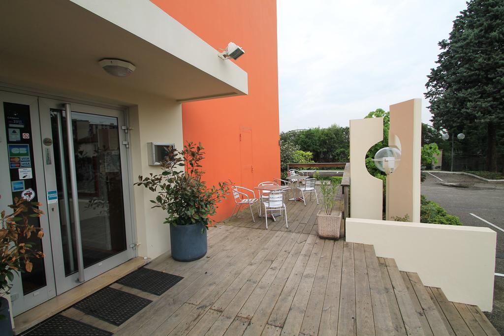 Adonis Lyon Est Hôtel Artys Saint-Priest-en-Jarez Exterior foto