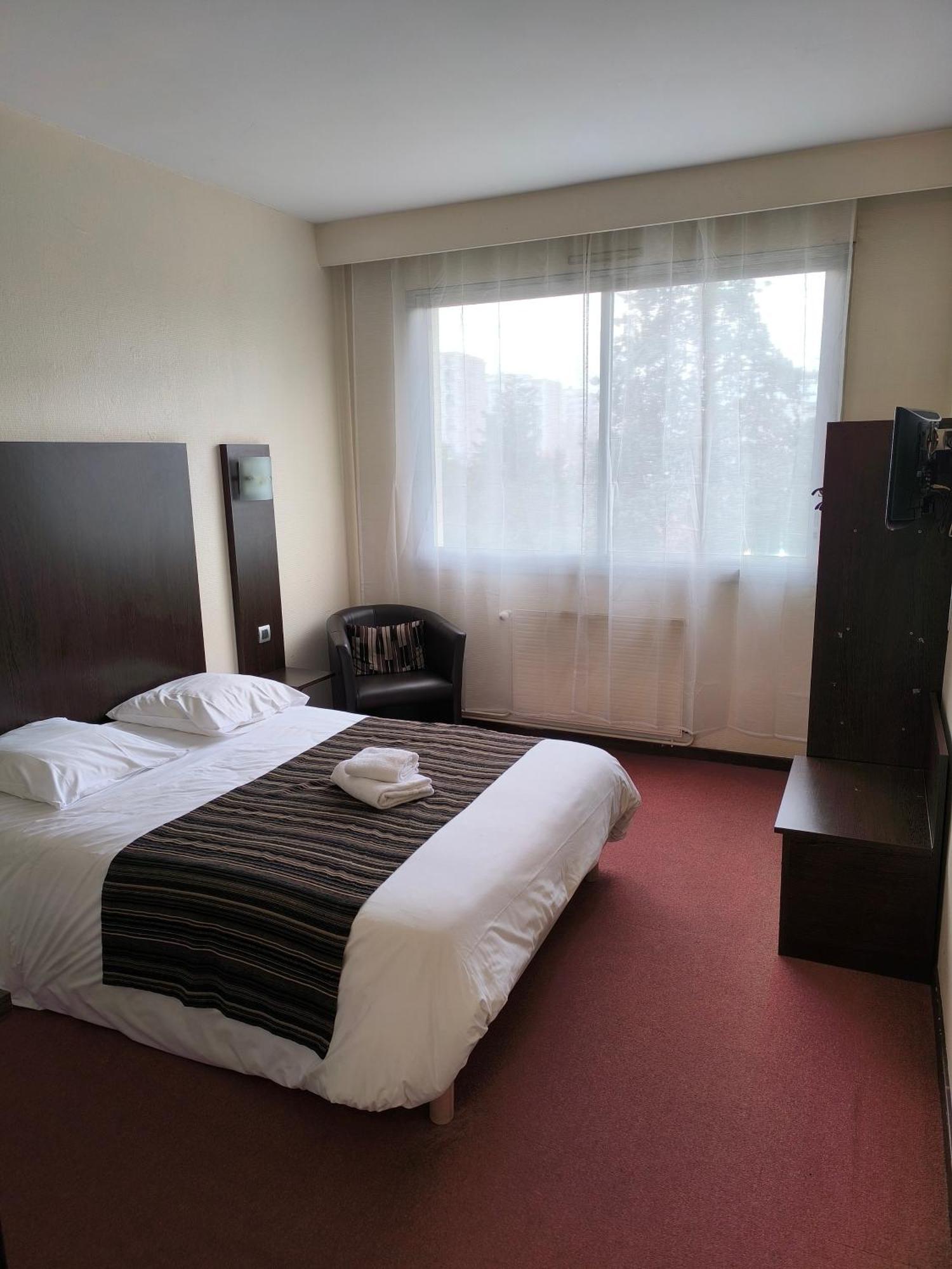 Adonis Lyon Est Hôtel Artys Saint-Priest-en-Jarez Exterior foto