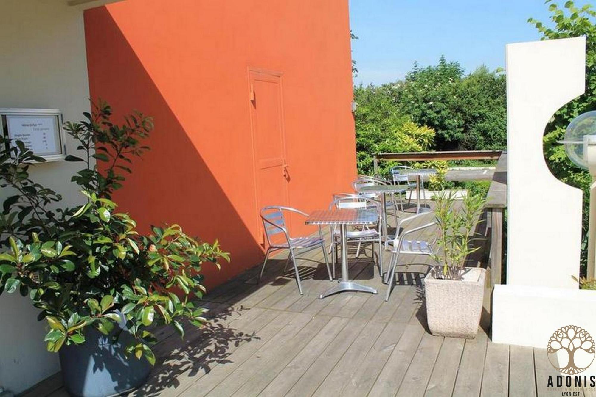 Adonis Lyon Est Hôtel Artys Saint-Priest-en-Jarez Exterior foto